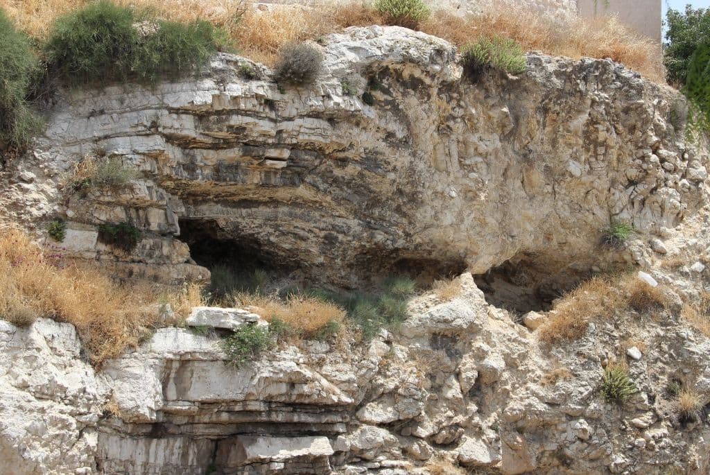 ...inklusive eines Felsmassivs, das in seiner form an einen Schädel ("Golgatha") erinnert. Theologie und Archäologie lehnen diesen Ort als Richt- und Grabstätte Jesu jedoch ab. (Foto: © Bastian Glumm)