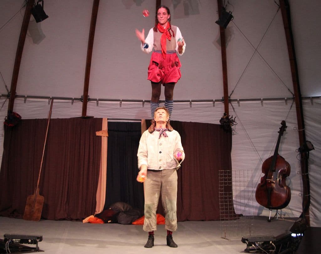 Hänsel und Gretel finden bunte Edelsteine und freuen sich mit einer Doppeljonglage. (Foto © Sandra Grünwald)