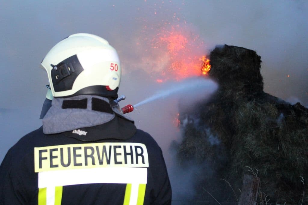 In Oberburg brannten am Dienstagabend 80 Heuballen. (Foto: © Tim Oelbermann)