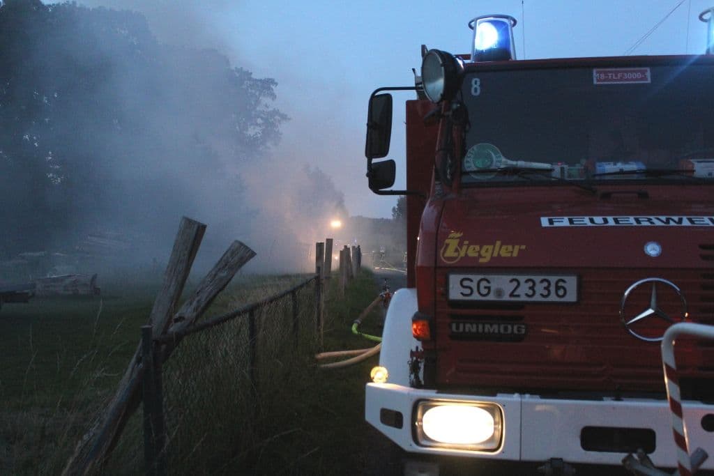 In Oberburg brannten am Dienstagabend 80 Heuballen. (Foto: © Tim Oelbermann)