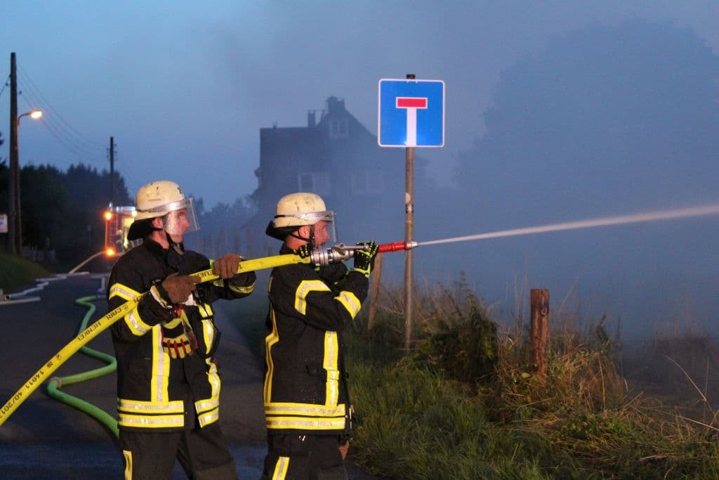 In Oberburg brannten am Dienstagabend 80 Heuballen. (Foto: © Tim Oelbermann)