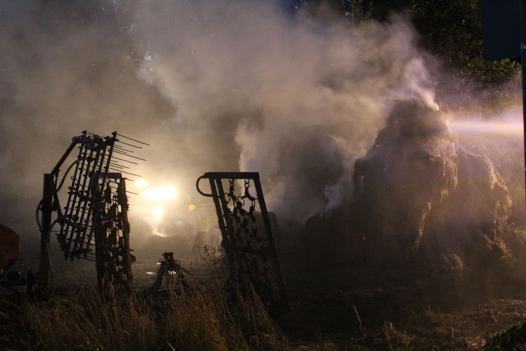 In Oberburg brannten am Dienstagabend 80 Heuballen. (Foto: © Tim Oelbermann)
