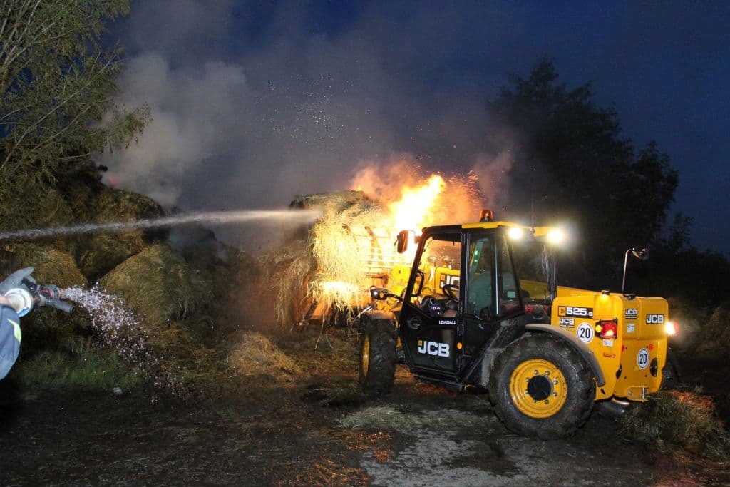 In Oberburg brannten am Dienstagabend 80 Heuballen. (Foto: © Tim Oelbermann)