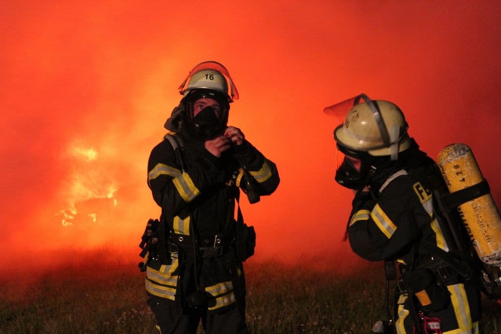Kurz darauf standen auch in Remscheid 250 Heuballen in Flammen. (Foto: © Tim Oelbermann)