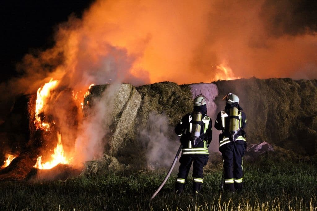Kurz darauf standen auch in Remscheid 250 Heuballen in Flammen. (Foto: © Tim Oelbermann)