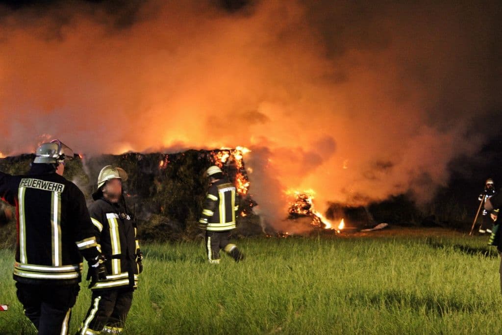Kurz darauf standen auch in Remscheid 250 Heuballen in Flammen. (Foto: © Tim Oelbermann)