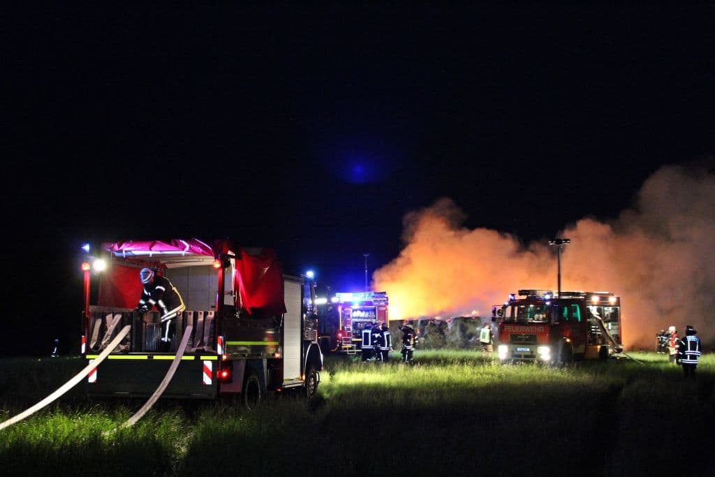 Kurz darauf standen auch in Remscheid 250 Heuballen in Flammen. (Foto: © Tim Oelbermann)