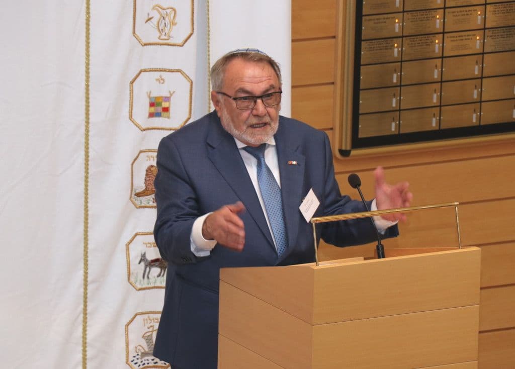 juedisches-neujahr-synagoge-kurzbach-goldene-menorah-2022 (1)