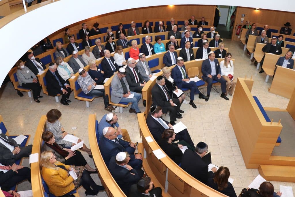 juedisches-neujahr-synagoge-kurzbach-goldene-menorah-2022 (2)