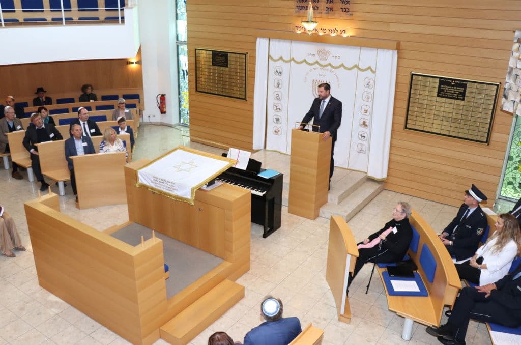 juedisches-neujahr-synagoge-kurzbach-goldene-menorah-2022 (7)