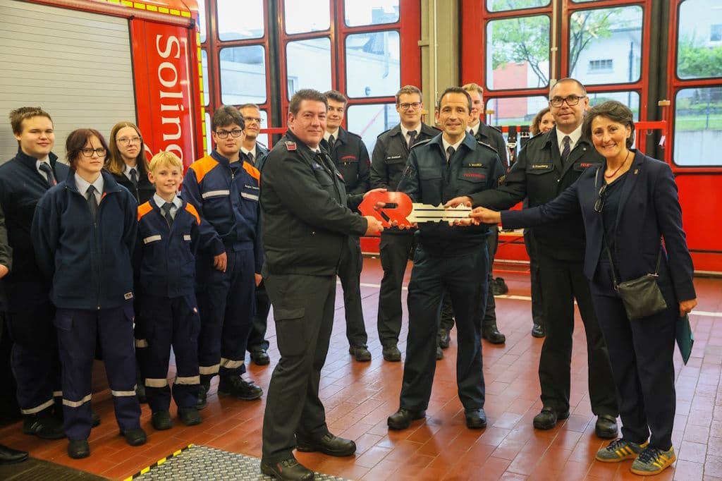 jugendfeuerwehr-neues-koeschfahrzeug (1)