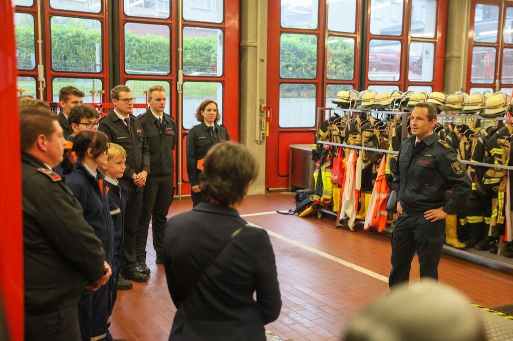 jugendfeuerwehr-neues-koeschfahrzeug (3)