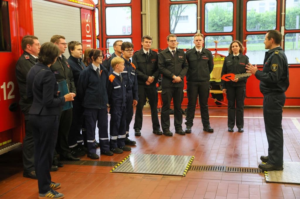jugendfeuerwehr-neues-koeschfahrzeug (4)
