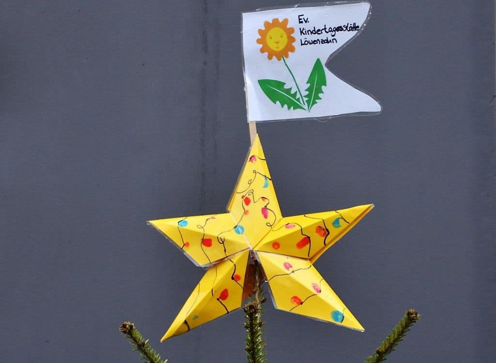 Kita Löwenzahn schmückt Weihnachtsbaum - 5