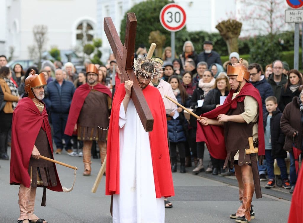missione-cattolica-italiana-karfreitag-jesus-passionsweg-wald (14)