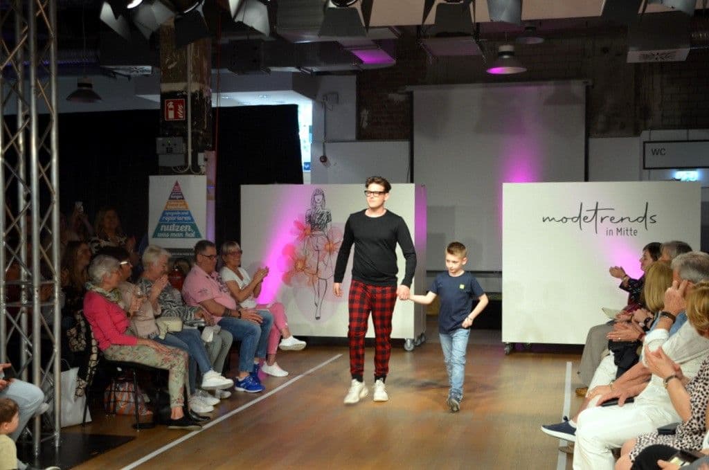 Modetrends-Modenschau-Einzelhandel - 41