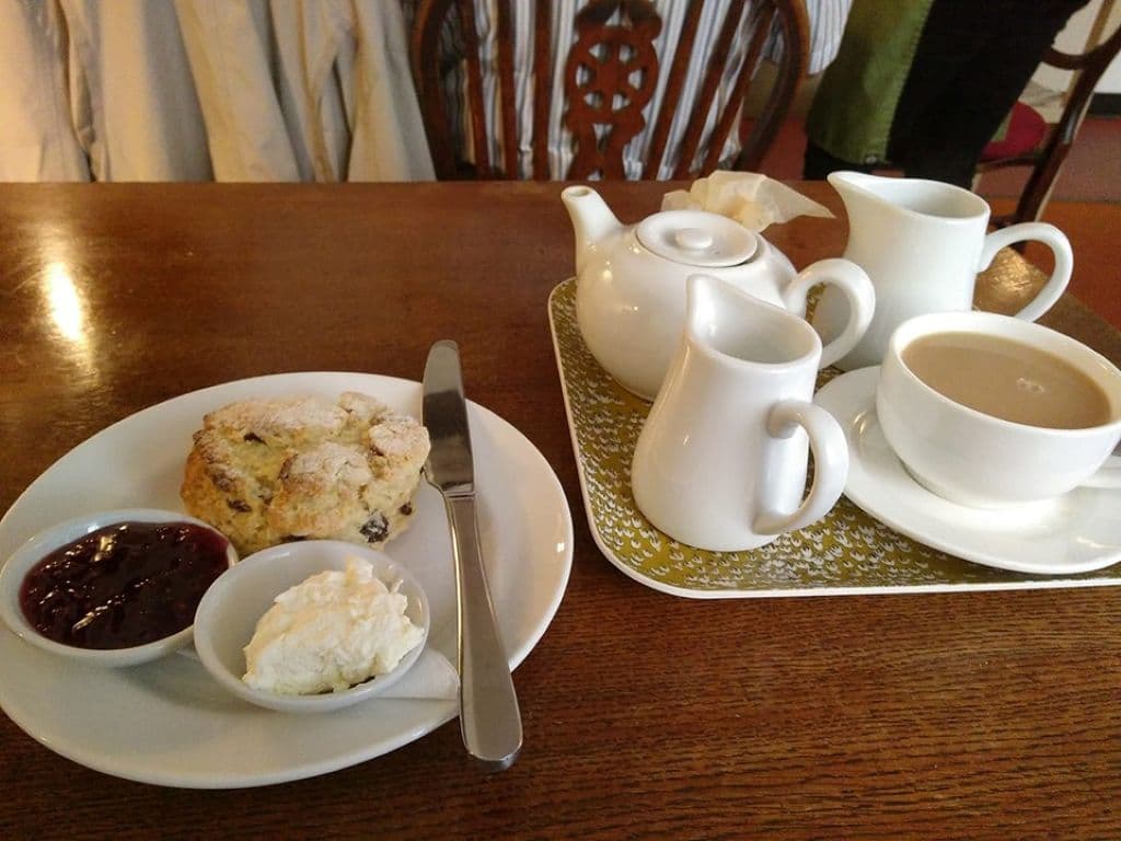 Cream Tea, mit schwarzem Tee, Scones, Clotted Cream und Marmelade – ein absoluter Hochgenuss. (Foto © S. Grünwald)