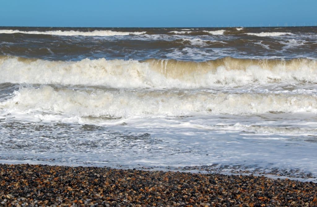 Kiesstrand von den wilden Wellen umspült. (Foto © S. Grünwald)