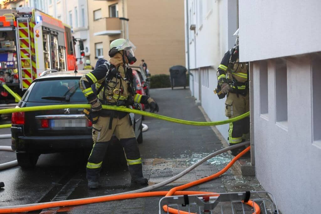 Zwei Schwerverletzte nach Verpuffung und Kellerbrand - Hund gerettet