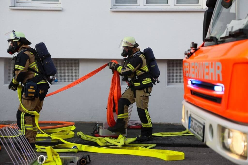 Zwei Schwerverletzte nach Verpuffung und Kellerbrand - Hund gerettet