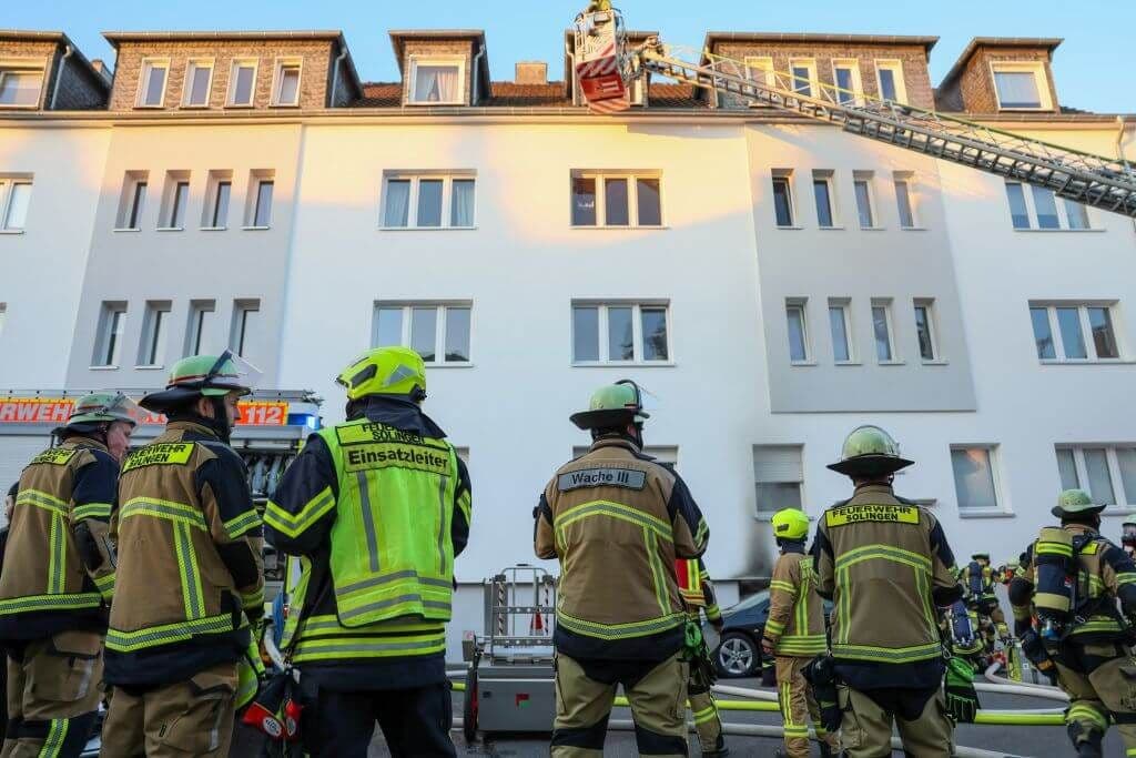 Zwei Schwerverletzte nach Verpuffung und Kellerbrand - Hund gerettet