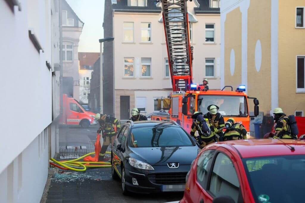 Zwei Schwerverletzte nach Verpuffung und Kellerbrand - Hund gerettet