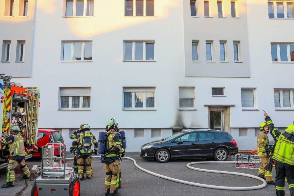 Zwei Schwerverletzte nach Verpuffung und Kellerbrand - Hund gerettet