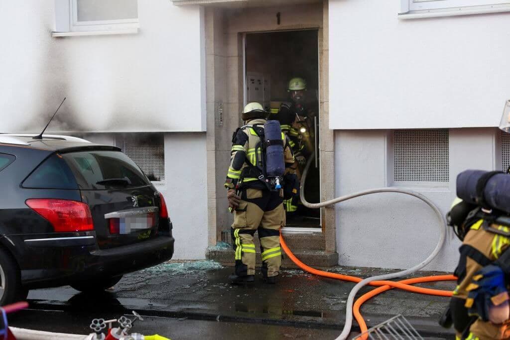 Zwei Schwerverletzte nach Verpuffung und Kellerbrand - Hund gerettet