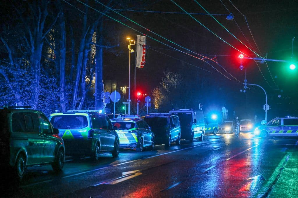 200 Autotuner gingen auf Polizeikräfte los - Polizisten aus ganz NRW eilten zur Hilfe