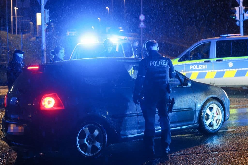 200 Autotuner gingen auf Polizeikräfte los - Polizisten aus ganz NRW eilten zur Hilfe