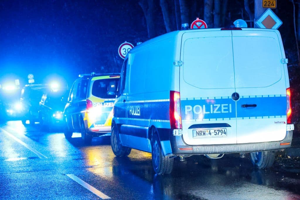 200 Autotuner gingen auf Polizeikräfte los - Polizisten aus ganz NRW eilten zur Hilfe