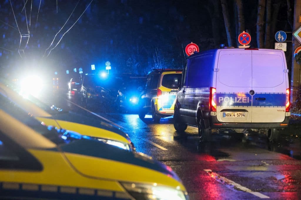 200 Autotuner gingen auf Polizeikräfte los - Polizisten aus ganz NRW eilten zur Hilfe