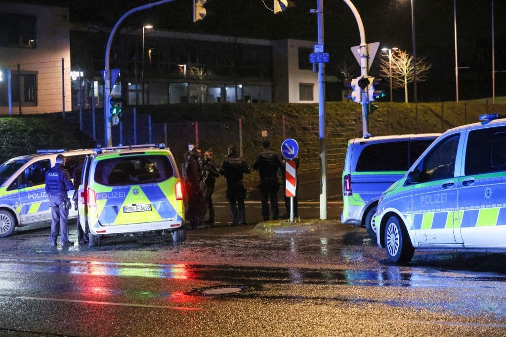 200 Autotuner gingen auf Polizeikräfte los - Polizisten aus ganz NRW eilten zur Hilfe
