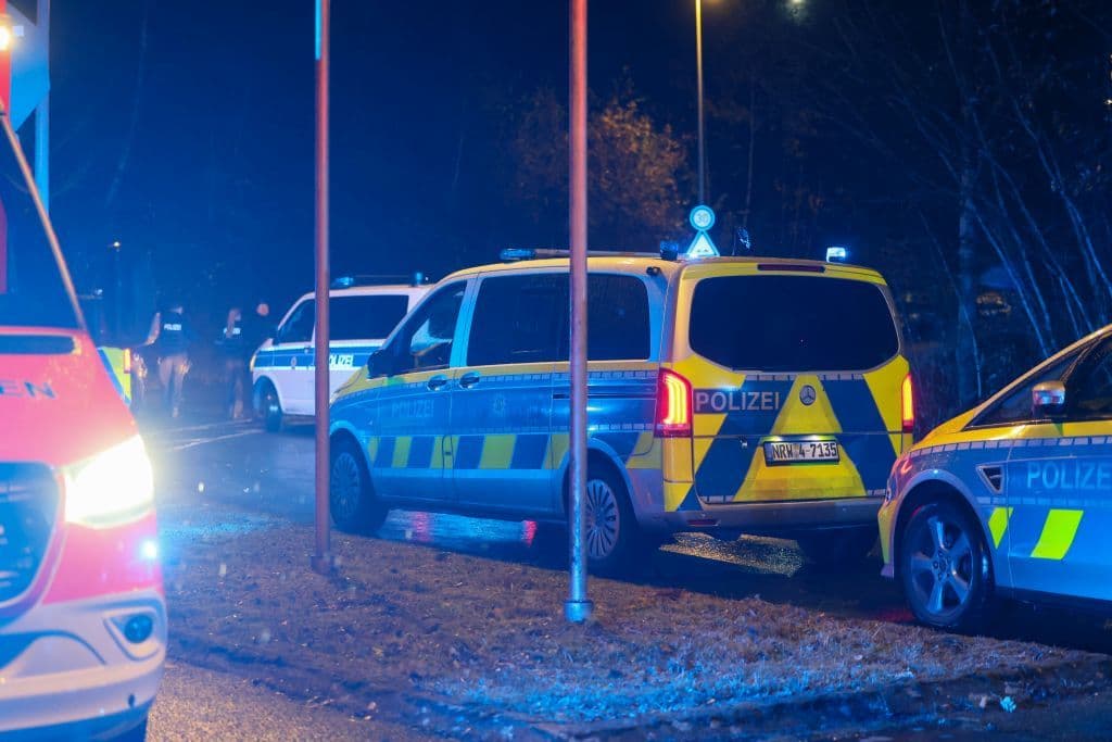 200 Autotuner gingen auf Polizeikräfte los - Polizisten aus ganz NRW eilten zur Hilfe