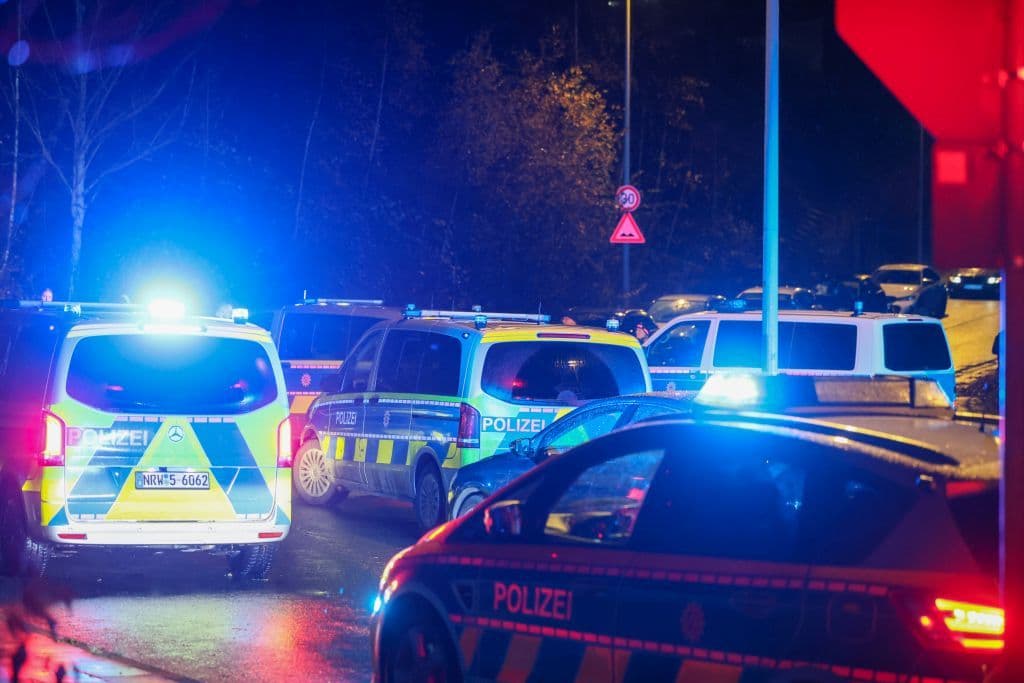 200 Autotuner gingen auf Polizeikräfte los - Polizisten aus ganz NRW eilten zur Hilfe