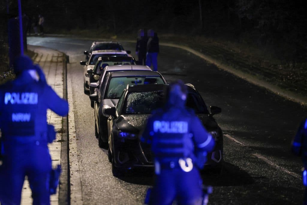 200 Autotuner gingen auf Polizeikräfte los - Polizisten aus ganz NRW eilten zur Hilfe