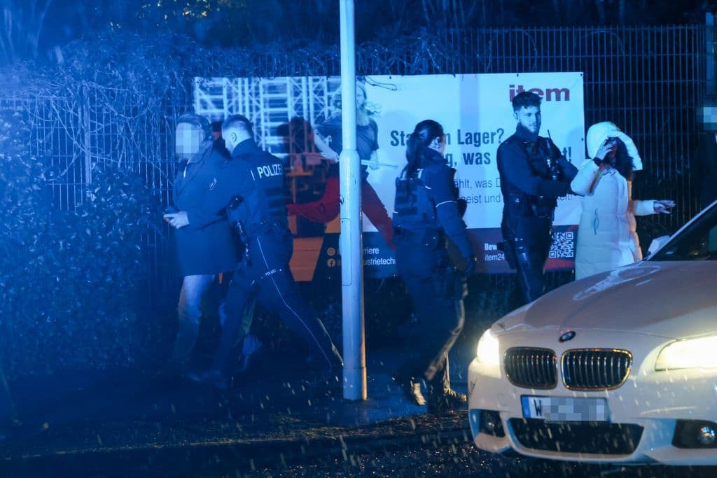 200 Autotuner gingen auf Polizeikräfte los - Polizisten aus ganz NRW eilten zur Hilfe