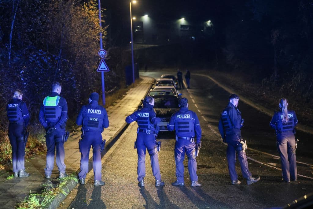 200 Autotuner gingen auf Polizeikräfte los - Polizisten aus ganz NRW eilten zur Hilfe