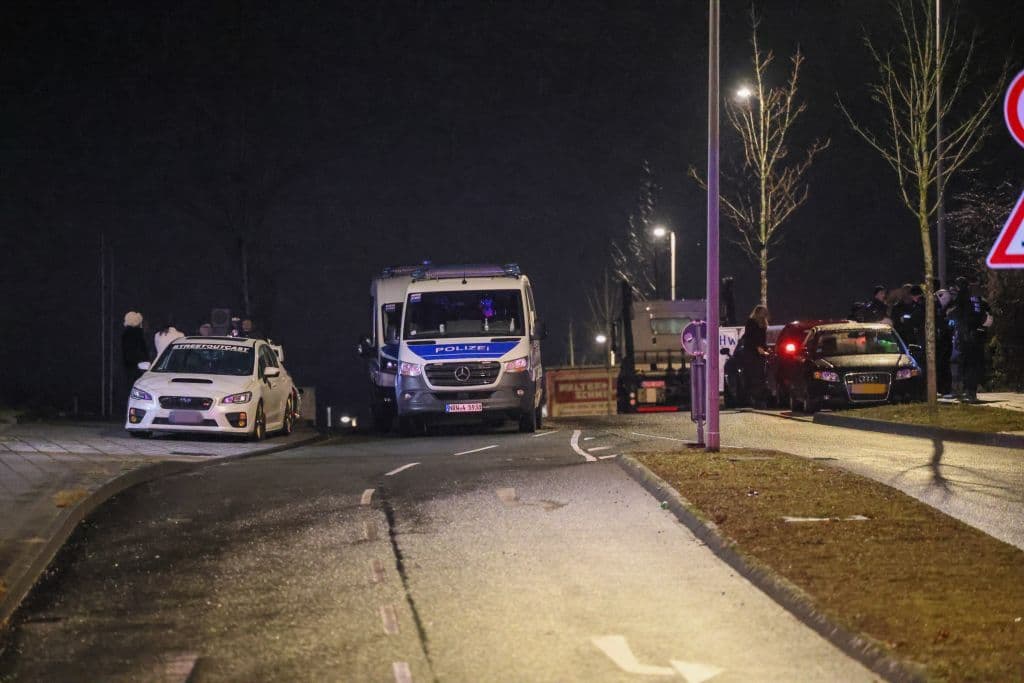 200 Autotuner gingen auf Polizeikräfte los - Polizisten aus ganz NRW eilten zur Hilfe