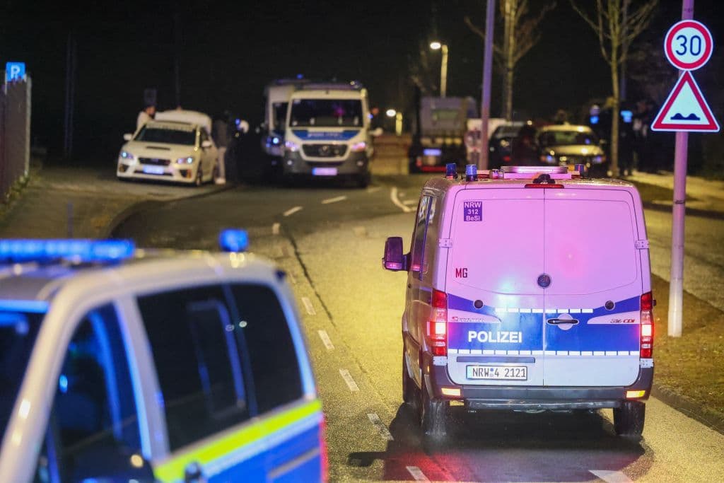 200 Autotuner gingen auf Polizeikräfte los - Polizisten aus ganz NRW eilten zur Hilfe