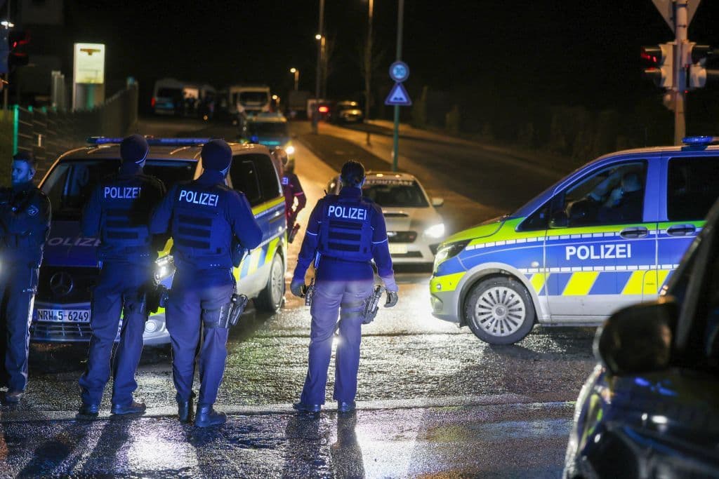 200 Autotuner gingen auf Polizeikräfte los - Polizisten aus ganz NRW eilten zur Hilfe