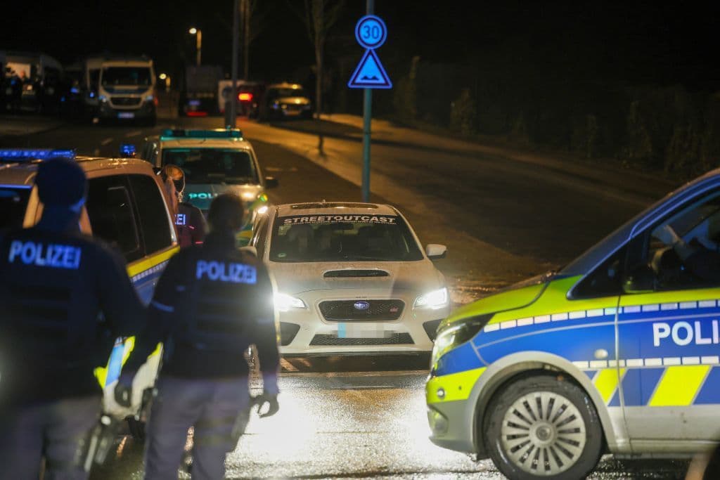 200 Autotuner gingen auf Polizeikräfte los - Polizisten aus ganz NRW eilten zur Hilfe