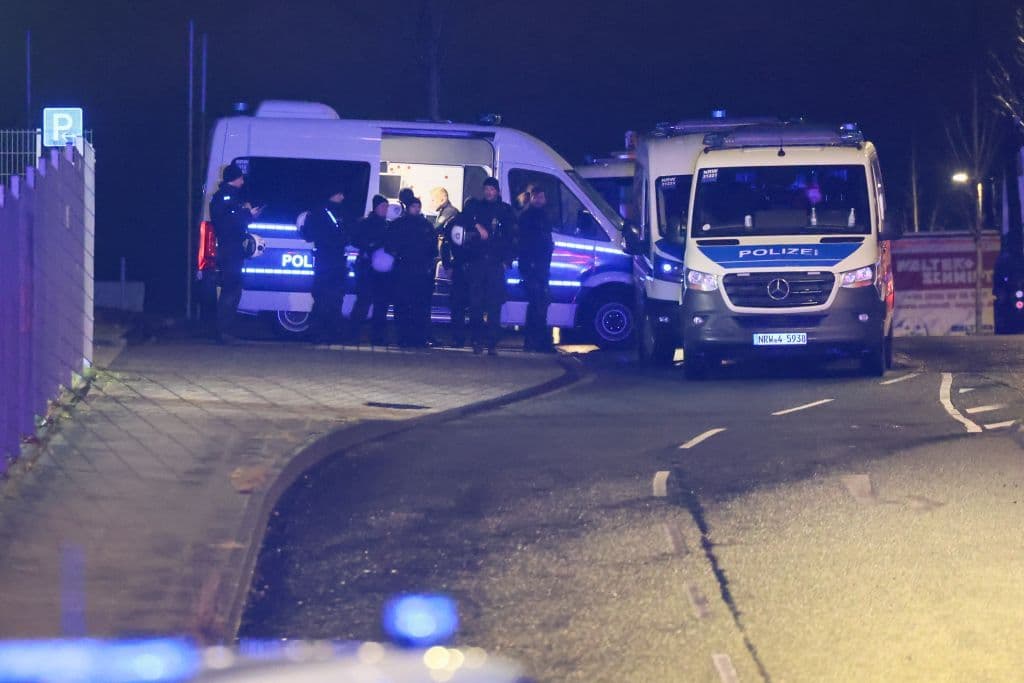 200 Autotuner gingen auf Polizeikräfte los - Polizisten aus ganz NRW eilten zur Hilfe