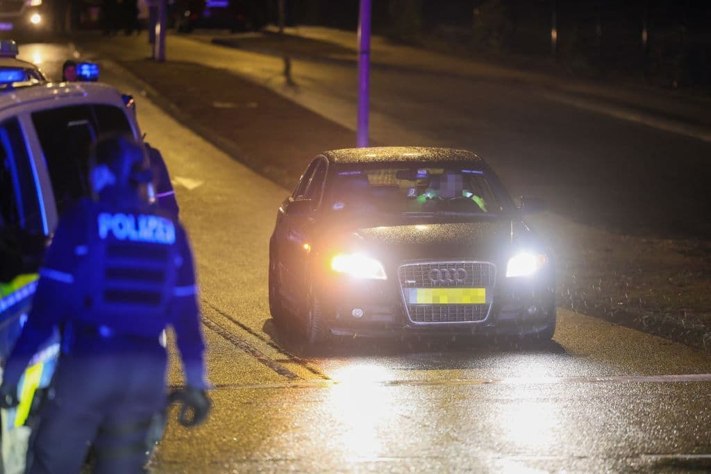 200 Autotuner gingen auf Polizeikräfte los - Polizisten aus ganz NRW eilten zur Hilfe
