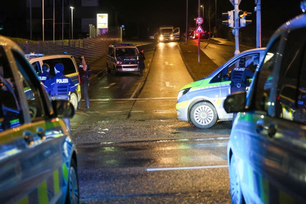 200 Autotuner gingen auf Polizeikräfte los - Polizisten aus ganz NRW eilten zur Hilfe