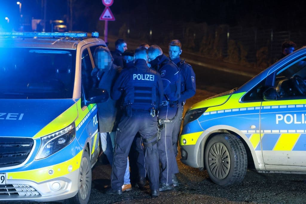 200 Autotuner gingen auf Polizeikräfte los - Polizisten aus ganz NRW eilten zur Hilfe