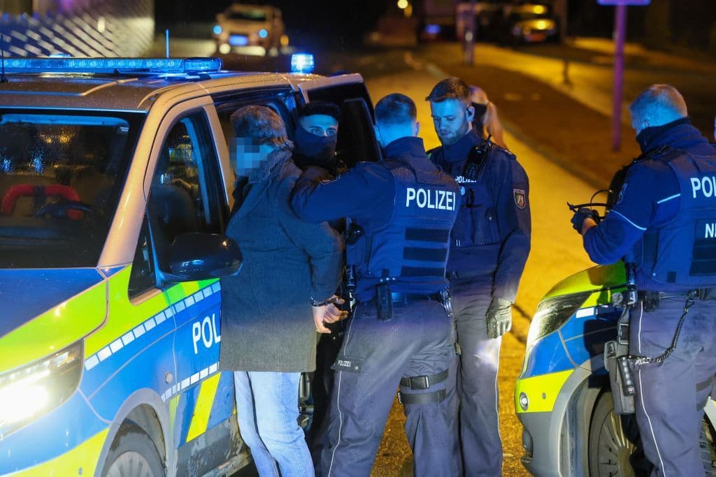 200 Autotuner gingen auf Polizeikräfte los - Polizisten aus ganz NRW eilten zur Hilfe