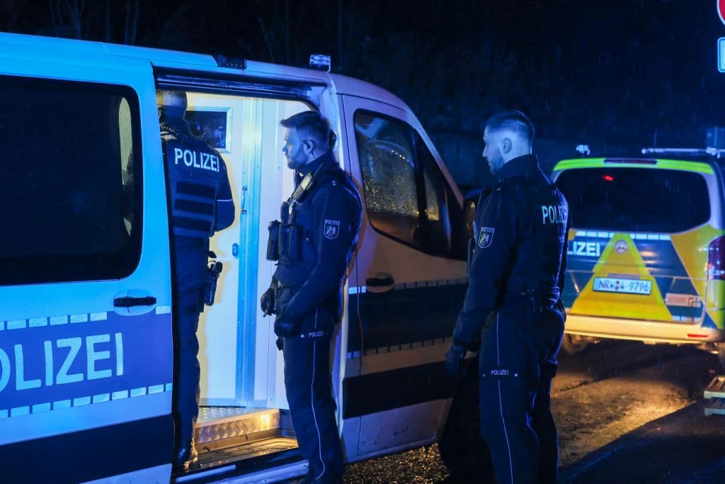 200 Autotuner gingen auf Polizeikräfte los - Polizisten aus ganz NRW eilten zur Hilfe