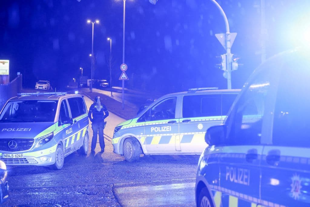 200 Autotuner gingen auf Polizeikräfte los - Polizisten aus ganz NRW eilten zur Hilfe