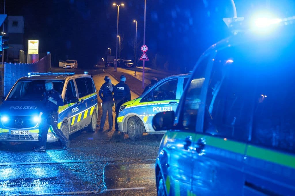 200 Autotuner gingen auf Polizeikräfte los - Polizisten aus ganz NRW eilten zur Hilfe